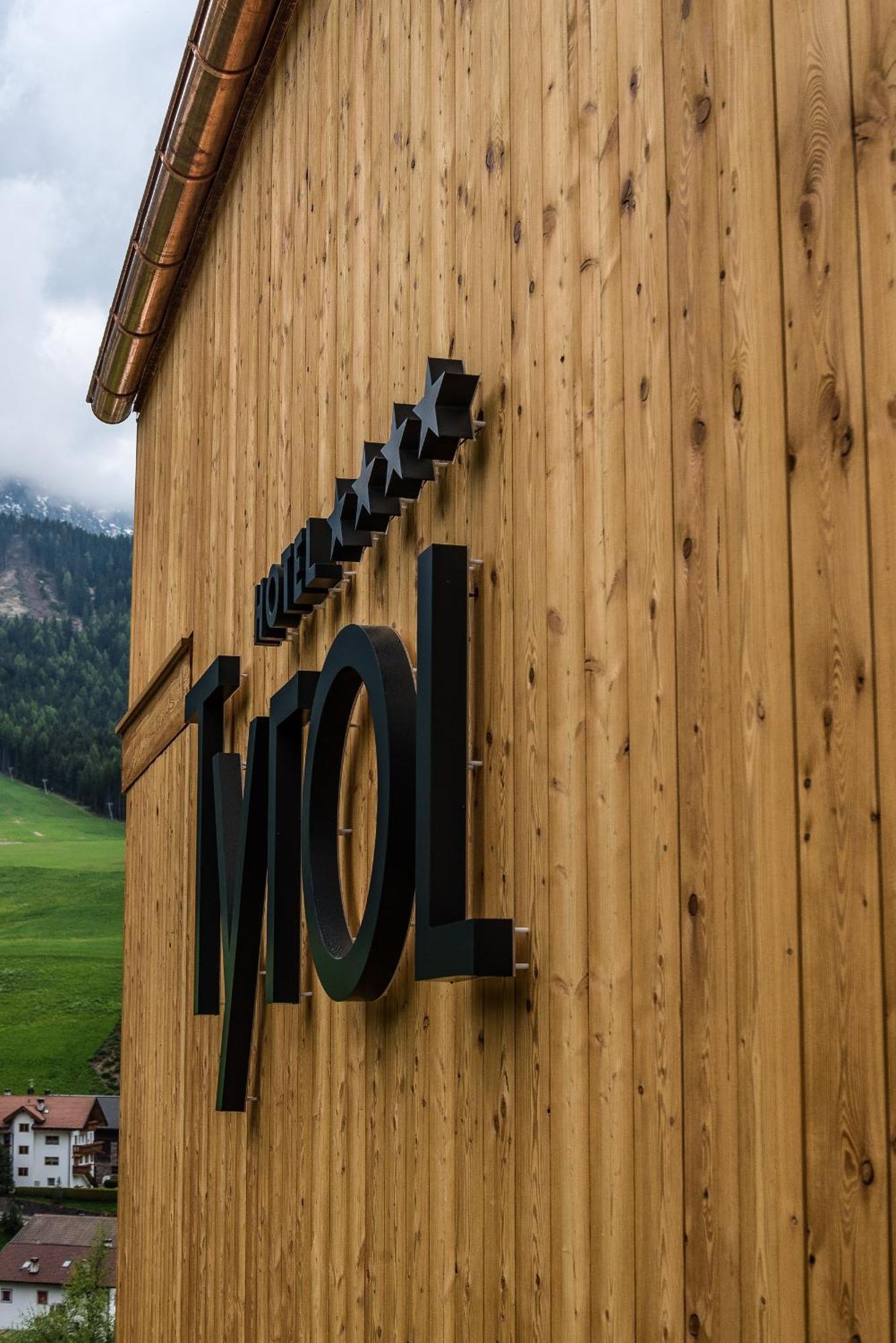 Hotel Tyrol Фунес Экстерьер фото