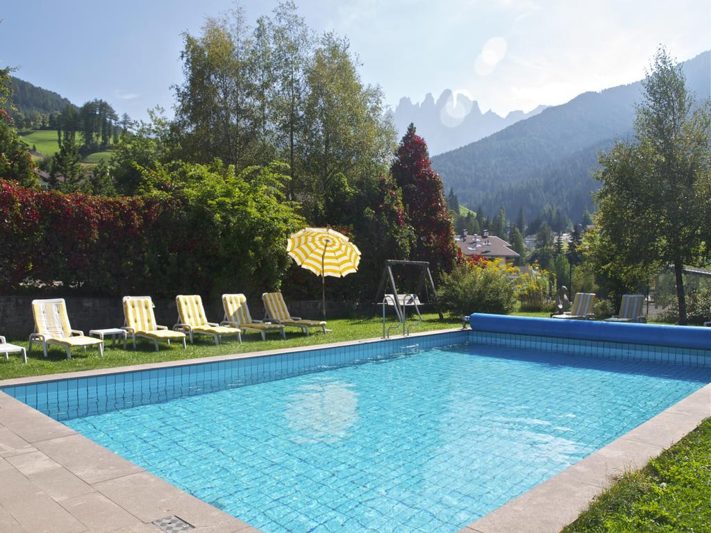 Hotel Tyrol Фунес Экстерьер фото