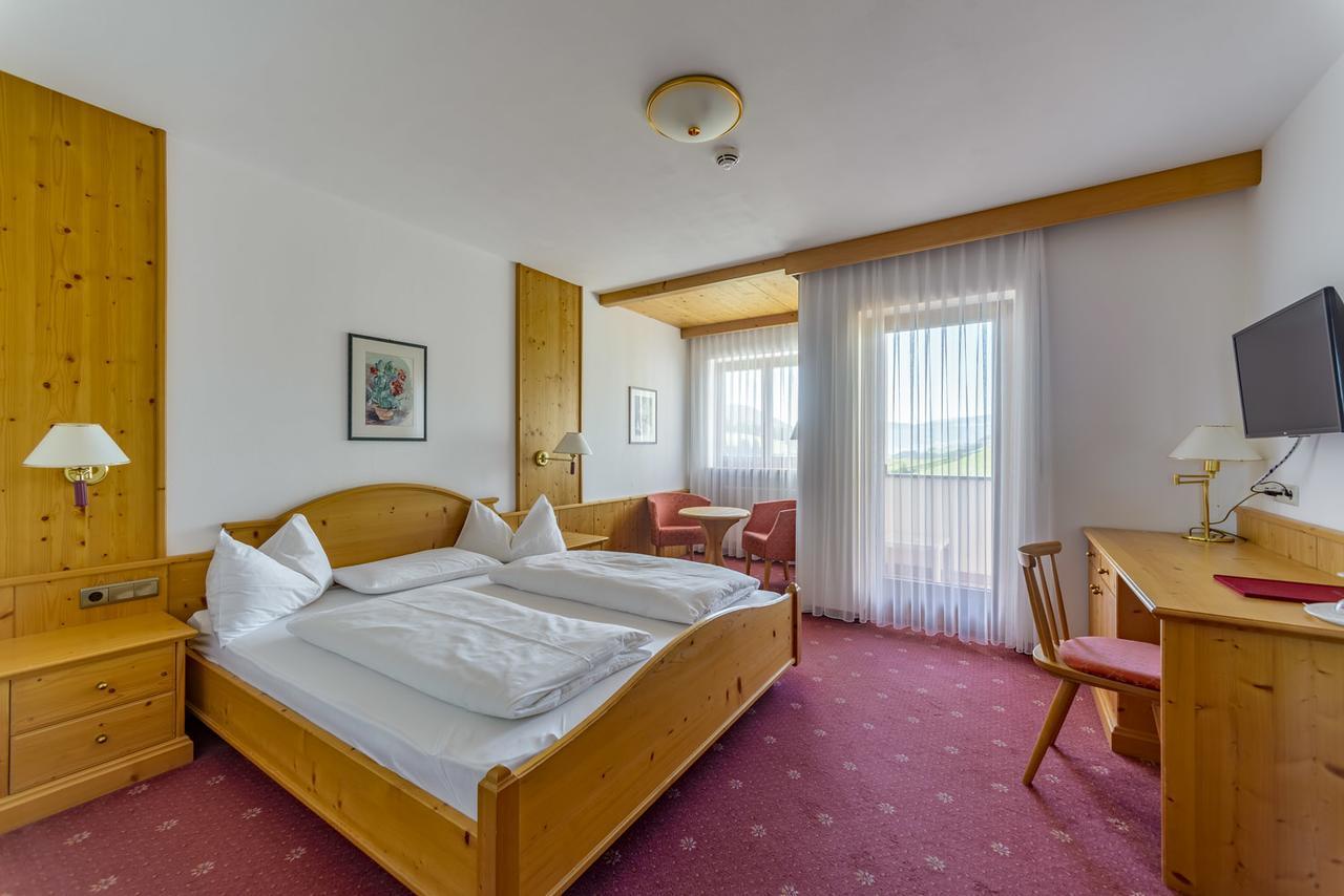 Hotel Tyrol Фунес Экстерьер фото